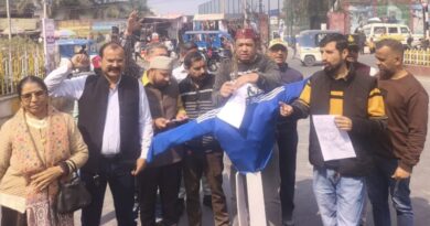 विभिन्न संगठनों ने फूंका विधायक उमेश शर्मा काऊ का पुतला