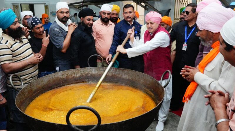 श्रीमहंत देवेन्द्र दास जी महाराज  ने संगत के साथ दी लंगर सेवा