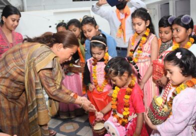 फूलदेई पर्व पर बच्चों संग रेखा आर्या ने दिया प्रकृति संरक्षण का संदेश