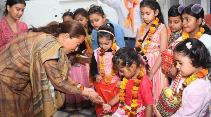 फूलदेई पर्व पर बच्चों संग रेखा आर्या ने दिया प्रकृति संरक्षण का संदेश