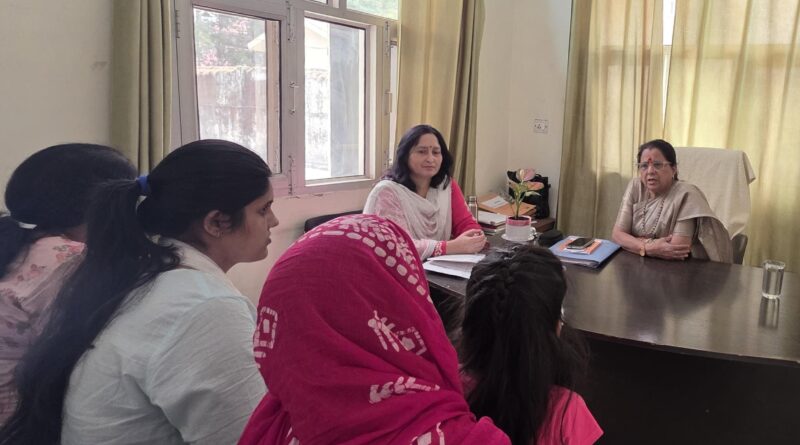 औचक निरीक्षण : महिला आयोग अध्यक्ष ने व्यवस्थाओं का जायजा लेकर पीड़ित महिलाओं का जाना हाल