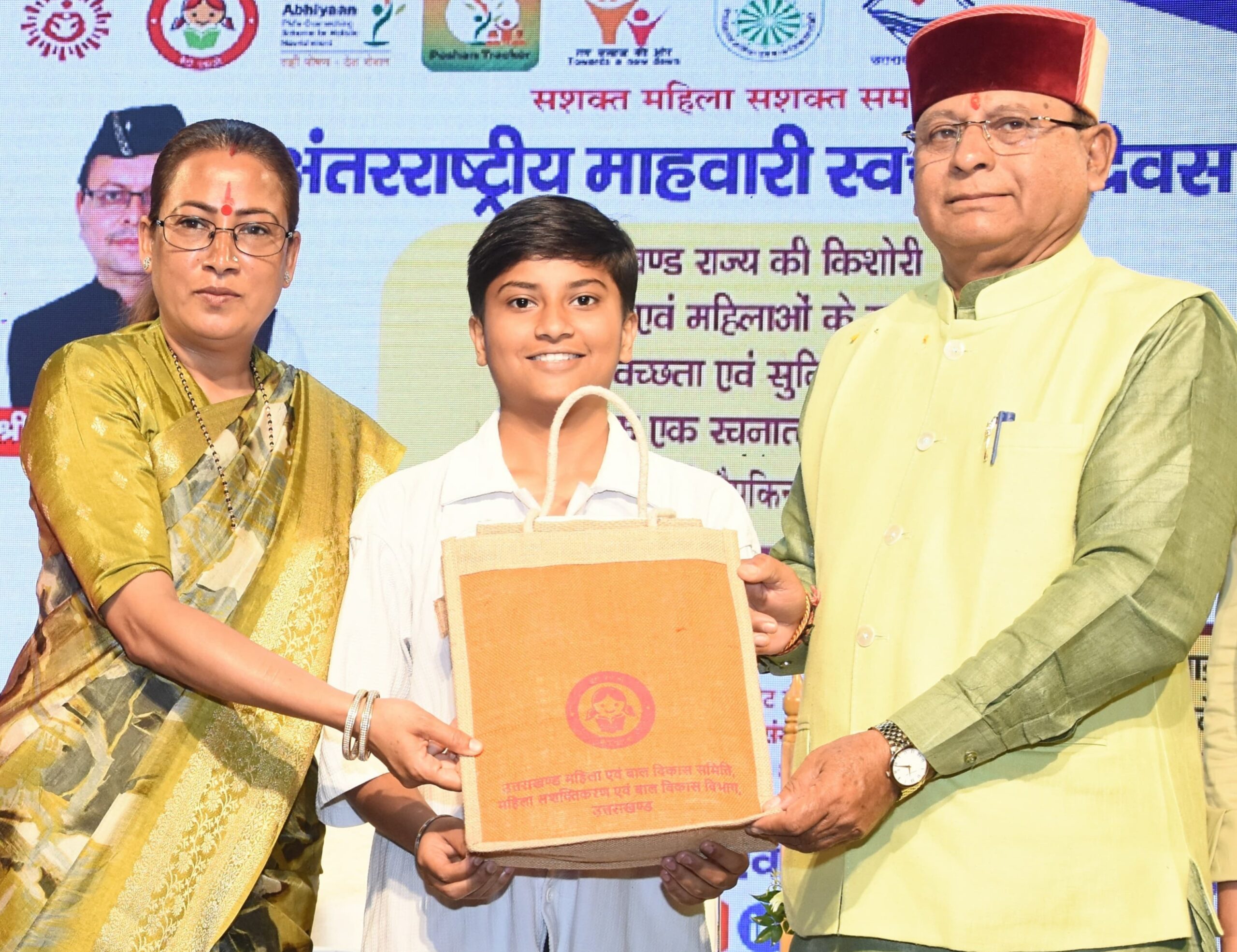 किशोरी और महिलाओं को स्वच्छता किट वितरित की