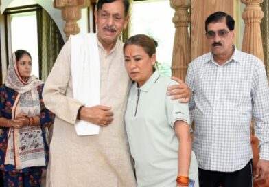 खेल मंत्री रेखा आर्या ने जसपाल राणा के आवास पहुँचकर दी श्रद्धांजलि, परिजनों को बंधाया ढांढस