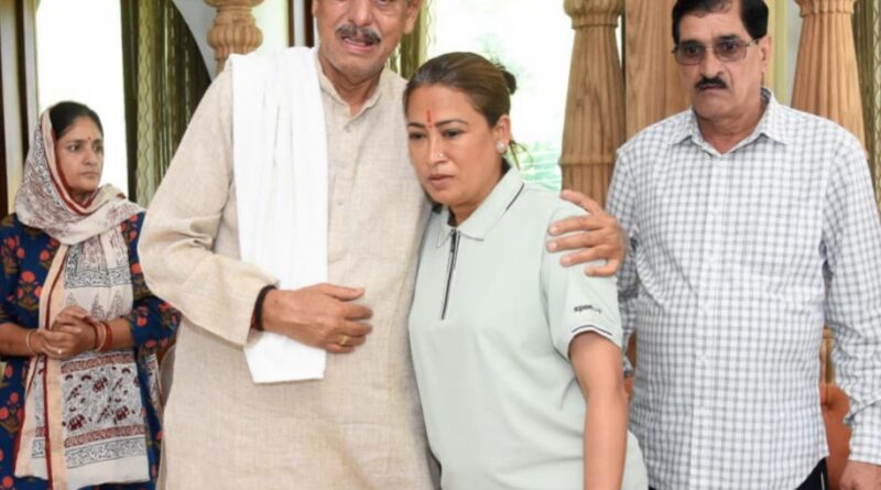 खेल मंत्री रेखा आर्या ने जसपाल राणा के आवास पहुँचकर दी श्रद्धांजलि, परिजनों को बंधाया ढांढस