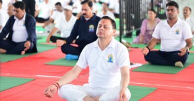 CM ने बनबसा में किया सामूहिक योगाभ्यास, योग को दैनिक जीवन का हिस्सा बनाने का किया आह्वान