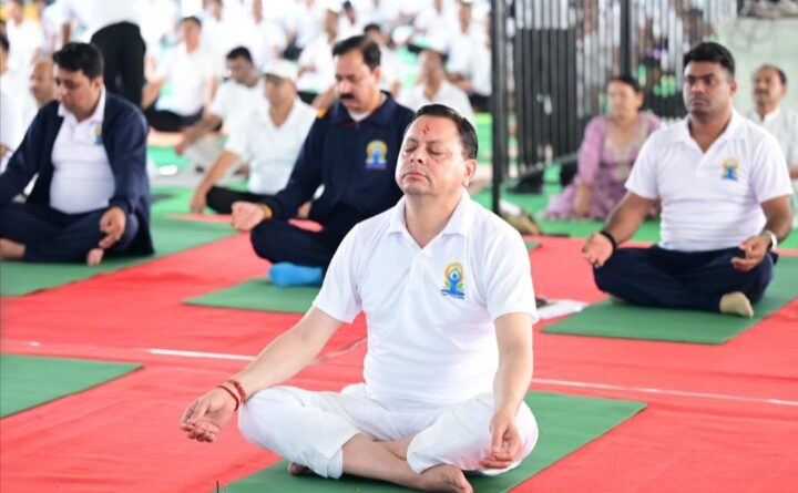 CM ने बनबसा में किया सामूहिक योगाभ्यास, योग को दैनिक जीवन का हिस्सा बनाने का किया आह्वान