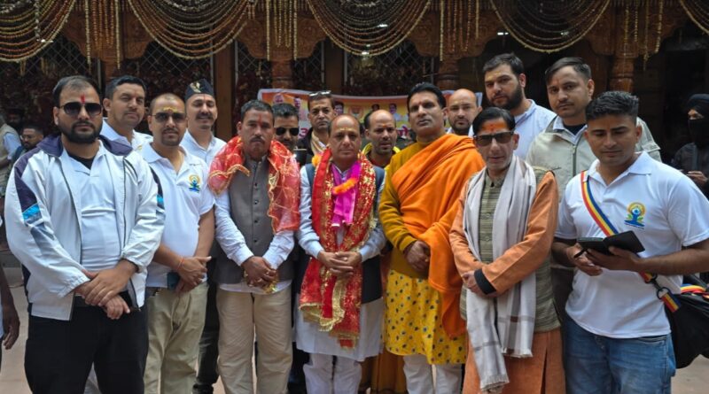 यमुनोत्री धाम मे भाजपाइयों ने किया योगाभ्यास