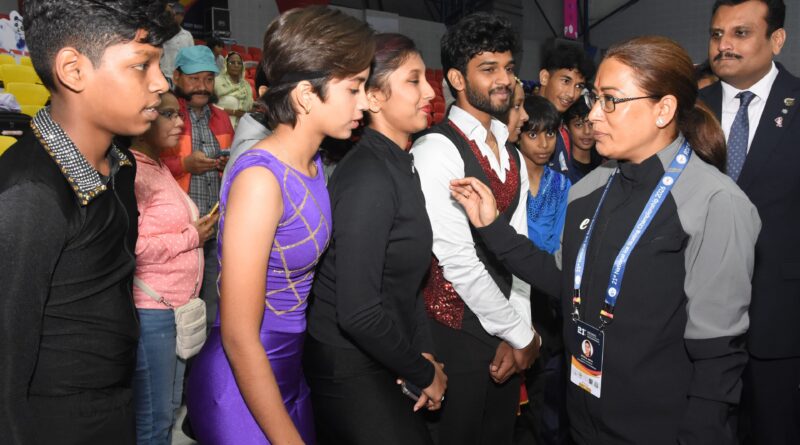 खिलाड़ियों का उत्साह बढ़ाने हिमाद्रि आइस रिंक पहुंची खेल मंत्री रेखा आर्या