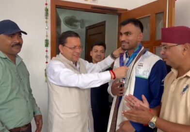 एशियन गेम्स में कांस्य पदक जीतने वाले बॉक्सर कपिल पोखरिया ने मुख्यमंत्री धामी से की भेंट