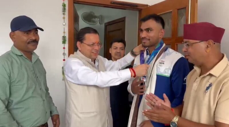 एशियन गेम्स में कांस्य पदक जीतने वाले बॉक्सर कपिल पोखरिया ने मुख्यमंत्री धामी से की भेंट