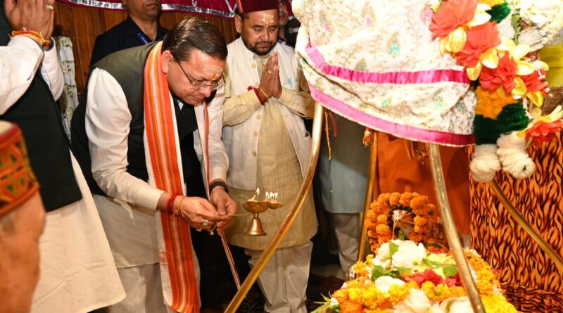 प्रधानमंत्री नरेंद्र मोदी के सार्वजनिक जीवन और राष्ट सेवा के के 25 वर्ष पूर्ण होने पर सीएम धामी ने उत्तरकाशी के काशी विश्वनाथ मंदिर में की विशेष पूजा