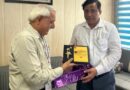 देहरादून इंटरनेशनल फिल्म फेस्टिवल प्रतिनिधि रामानंद भट्ट ने सचिव बंशीधर तिवारी को स्मृति चिन्ह देकर किया सम्मानित