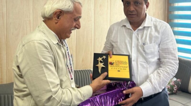 देहरादून इंटरनेशनल फिल्म फेस्टिवल प्रतिनिधि रामानंद भट्ट ने सचिव बंशीधर तिवारी को स्मृति चिन्ह देकर किया सम्मानित