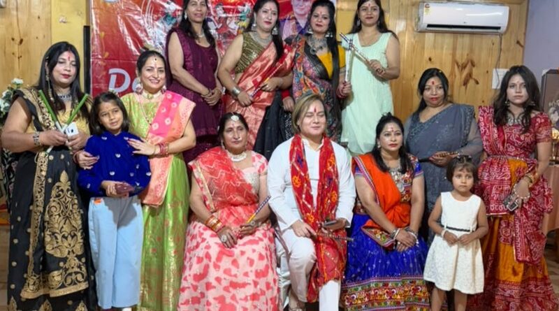 गीत संगीत की धुन पर डांडिया नृत्य